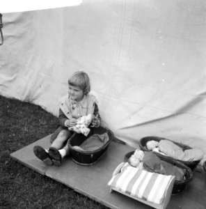 Vakantiefeesten in het Amsterdamse Bos . Meisje met pop, Bestanddeelnr 912-7743