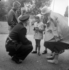 Vakantiefeesten in het Amsterdamse Bos . Verdwaald kind, Bestanddeelnr 912-7746 photo