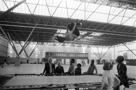 Vakantieactiviteiten voor de jeugd in Amsterdamse Rai, trampoline-springen, Bestanddeelnr 928-7019
