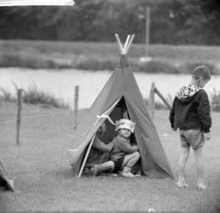Vakantiefeesten in het Amsterdamse Bos . Kinderen in tent, Bestanddeelnr 912-7744