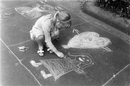 Vakantie, kinderen tekenen op straat in Indische buurt, Amsterdam, kind tekent, Bestanddeelnr 924-7314