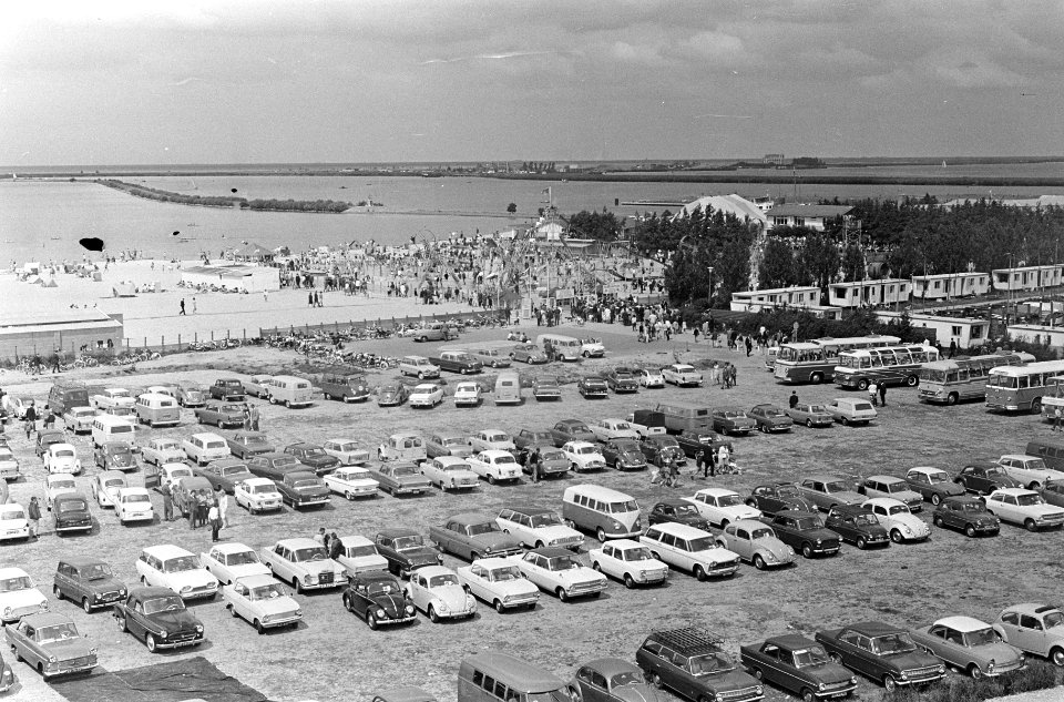 Vakantie 1966, overzicht volle parkeerplaatsen bij Zuiderzeebadplaats Harderwijk, Bestanddeelnr 919-3673