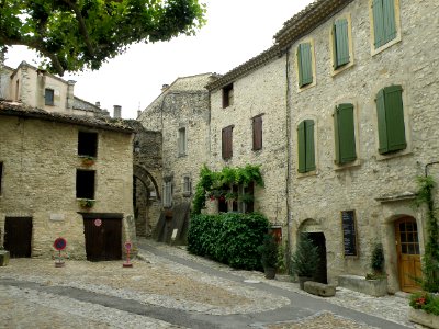 Vaison-la-Romaine Place du Vieux Marché 2