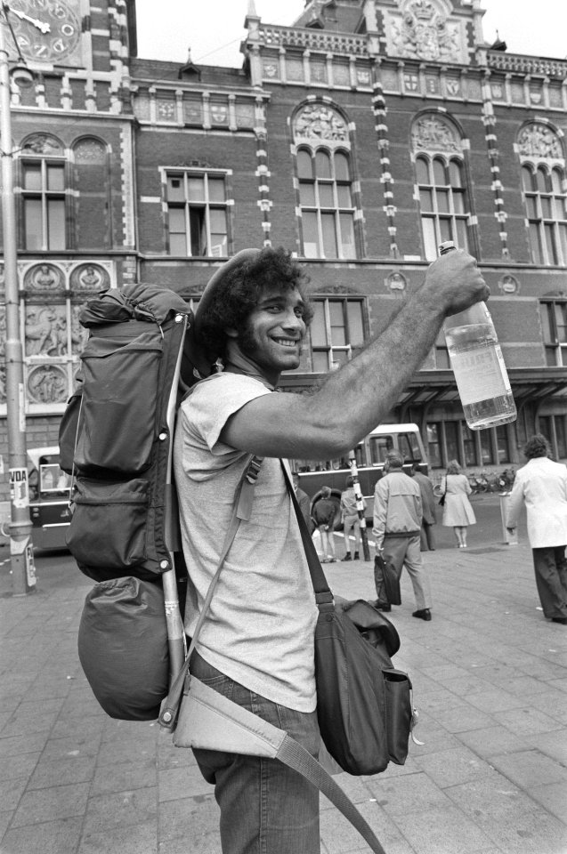 Vakantie, zomer 1974 jongelui met rugzakken op Centraal Station, Bestanddeelnr 927-3199