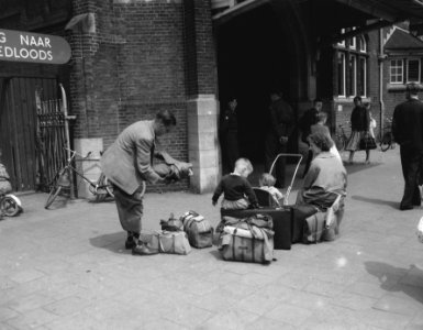 Vakantie, gepakt voor het station, Bestanddeelnr 909-7024