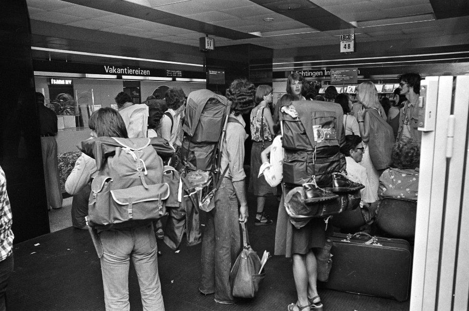 Vakantie-uittocht begonnen, grote drukte op Centraal Station in Amsterdam, Bestanddeelnr 928-6745