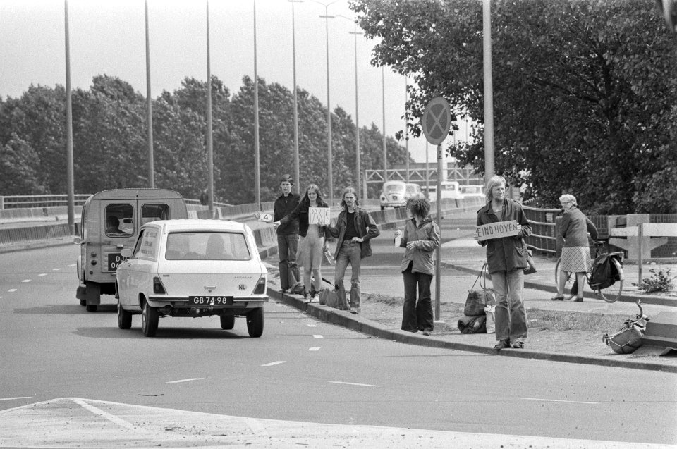 Vakantie, zomer 1974 lifters bij Utrechtse brug, Bestanddeelnr 927-3191