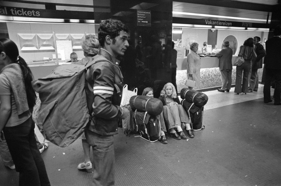 Vakantie, zomer 1974 jongelui met rugzakken op Centraal Station, Bestanddeelnr 927-3197