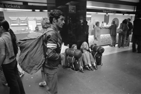 Vakantie, zomer 1974 jongelui met rugzakken op Centraal Station, Bestanddeelnr 927-3197
