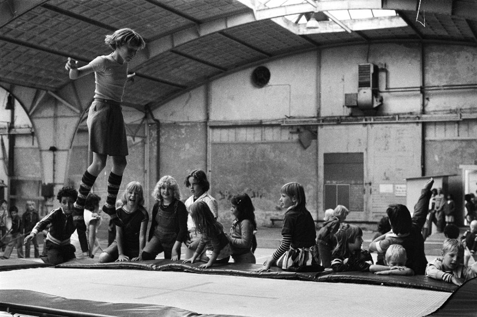 Vakantiespelen voor kinderen in Oude Rai in Amsterdam kinderen tijdens trampoli, Bestanddeelnr 929-2816