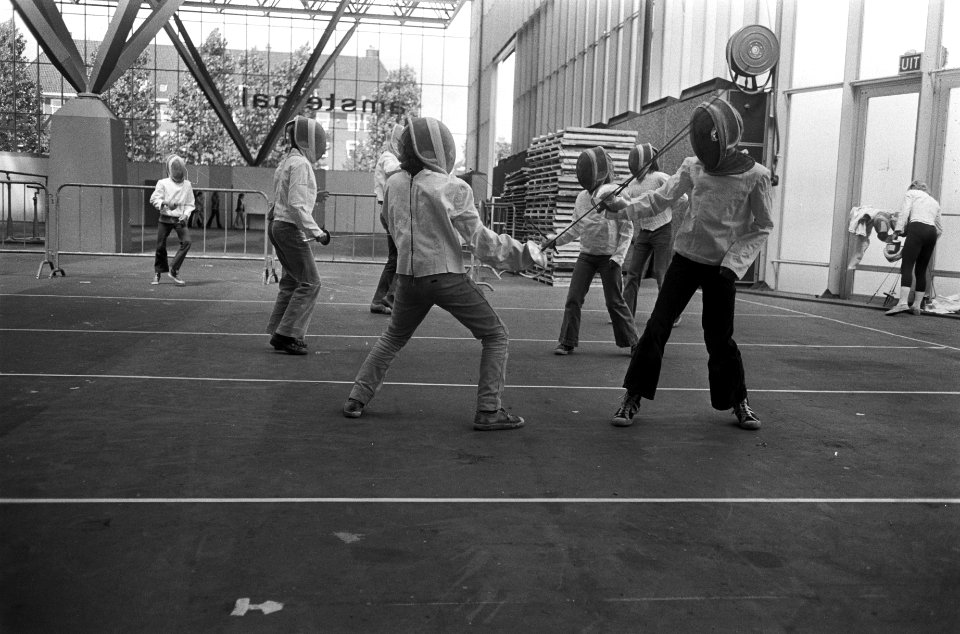 Vakantie-sport in RAI-gebouw, jongetjes schermen, Bestanddeelnr 926-5641