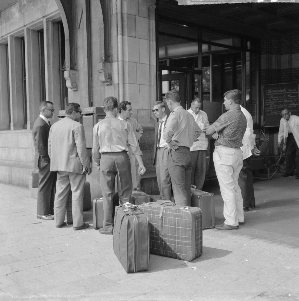 Vakantie begonnen, mensen met koffer op Centraal Station te Amsterdam, Bestanddeelnr 916-6499