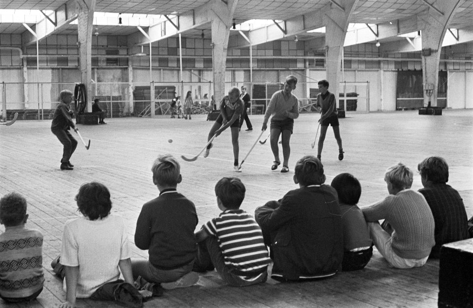 Vakantiesport in de oude RAI Amsterdam. Partijtje hockey in de oude RAI, Bestanddeelnr 921-5121