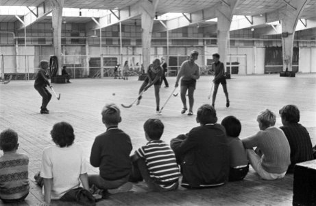 Vakantiesport in de oude RAI Amsterdam. Partijtje hockey in de oude RAI, Bestanddeelnr 921-5121