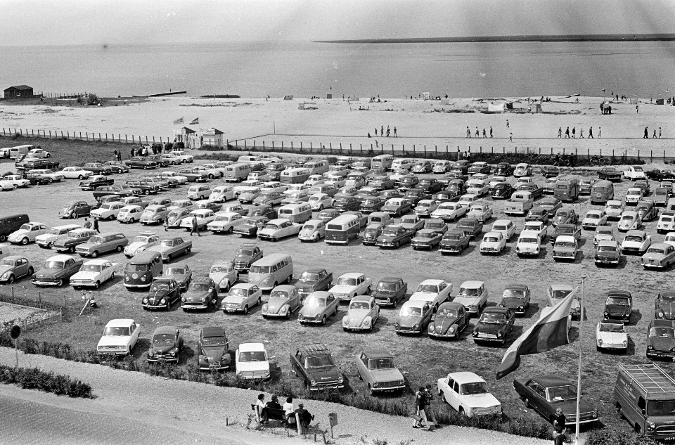 Vakantie 1966, overzicht volle parkeerplaatsen bij Zuiderzeebadplaats Harderwijk, Bestanddeelnr 919-3675