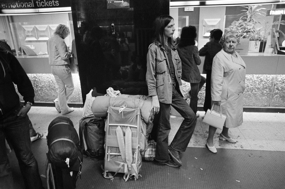 Vakantie, zomer 1974 jongelui met rugzakken op Centraal Station, Bestanddeelnr 927-3198