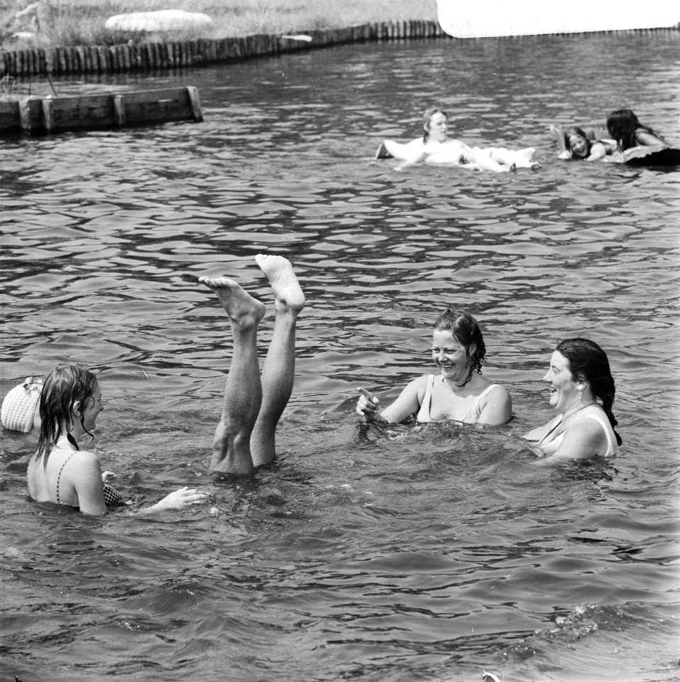Vakantiegangers zoeken verkoeling in Kinselmeer, mensen in het water, Bestanddeelnr 926-5208