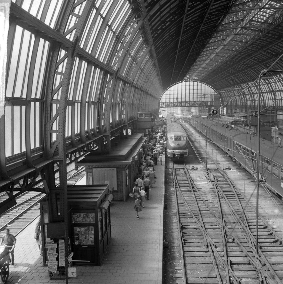 Vakantie begonnen, mensen met koffer op Centraal Station te Amsterdam, Bestanddeelnr 916-6500