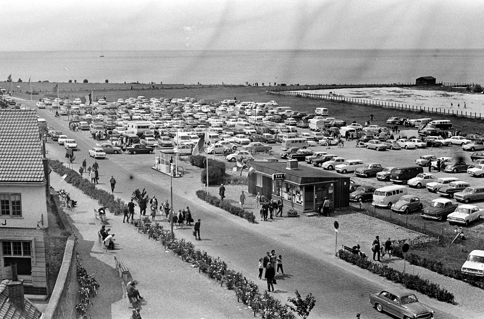Vakantie 1966, overzicht volle parkeerplaatsen bij Zuiderzeebadplaats Harderwijk, Bestanddeelnr 919-3676