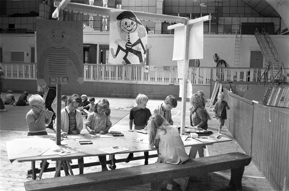 Vakantiespelen in oude RAI, Amsterdam, kleuters tekenen, Bestanddeelnr 924-7427