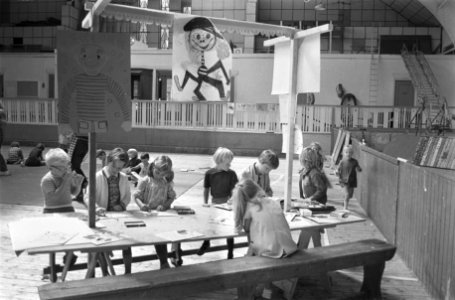 Vakantiespelen in oude RAI, Amsterdam, kleuters tekenen, Bestanddeelnr 924-7427