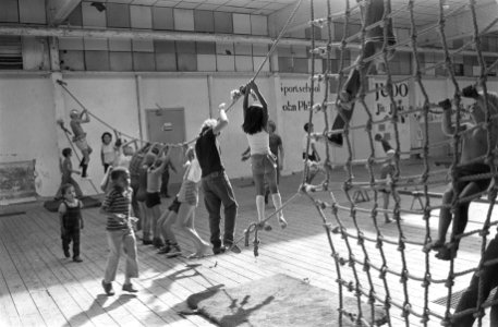 Vakantiespelen in nieuwe RAI Amsterdam, kinderen klimmen touw, Bestanddeelnr 924-7484