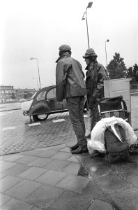 Vakantie-uittocht. In de regen wachten op een lift, Bestanddeelnr 921-4730