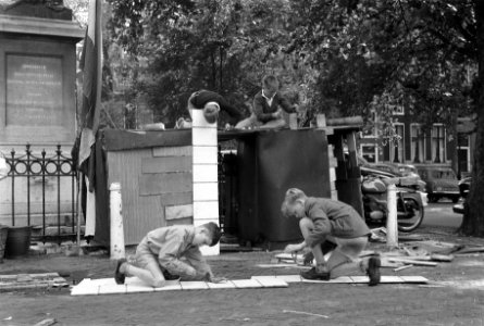 Vakantietijd (bouw van een hut), Bestanddeelnr 911-4450