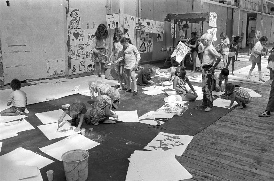 Vakantiespelen in oude RAI, Amsterdam, nr. 18 kinderen schilderen, nr. 19 kinder, Bestanddeelnr 924-7429