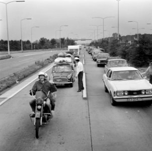 Vakantie-uittocht begonnen, drukte van autos en motoren grensovergang Bergh, Bestanddeelnr 926-5171