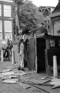 Vakantietijd (bouw van een hut), Bestanddeelnr 911-4449