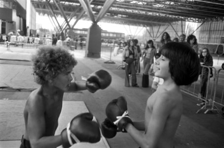 Vakantie-sport in RAI-gebouw, jongetjes boksen, Bestanddeelnr 926-5640