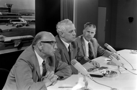 Vakbondsdelegatie terug uit Suriname op Schiphol persconferentie op Schiphol, v., Bestanddeelnr 922-2666