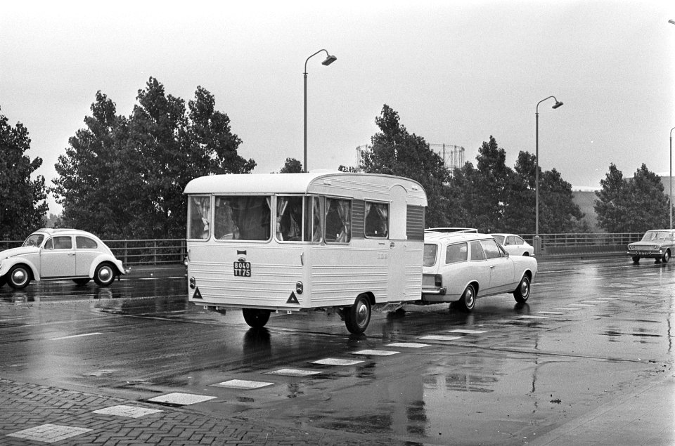 Vakantie-uittocht. Met auto en caravan, de auto bepakt op weg naar het zuiden 2x, Bestanddeelnr 921-4728
