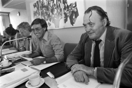 Vakbondsman Herman Bode (rechts) met (links) naast hem actieleider en CAO-coördi, Bestanddeelnr 931-6642