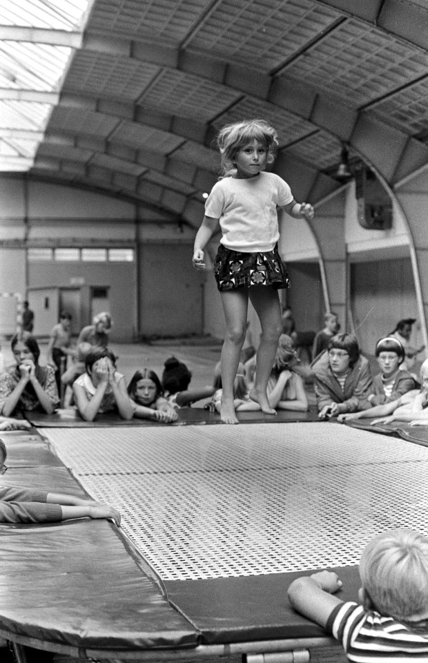 Vakantiesport in de oude RAI Amsterdam. In aktie op de trampoline, Bestanddeelnr 921-5120