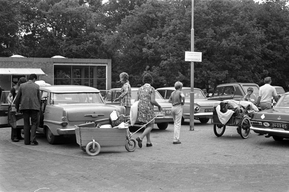 Vakantiegangers op een camping in Bakkum, Noord-Holland, Bestanddeelnr 925-7098