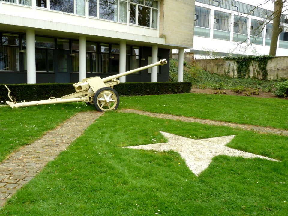 Valkenburg aan de Geul-Oorlogsmonument bij stadhuis (4)