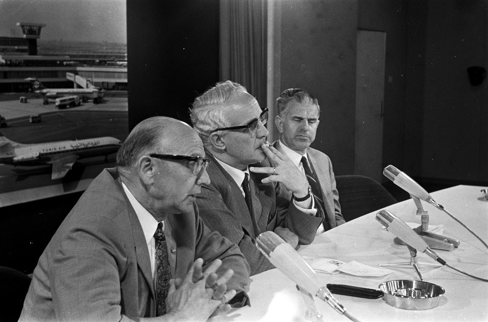 Vakbondsdelegatie terug uit Suriname op Schiphol persconferentie op Schiphol, v., Bestanddeelnr 922-2664