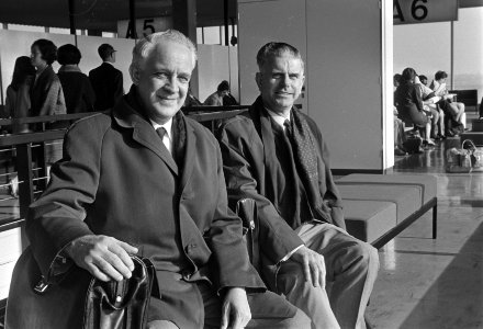 Vakbondsleiders Jan Mertens (l) en Louis van Dalen op Schiphol, Bestanddeelnr 922-2425