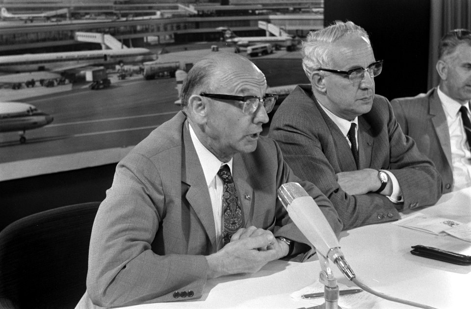 Vakbondsdelegatie terug uit Suriname op Schiphol persconferentie op Schiphol, v., Bestanddeelnr 922-2667