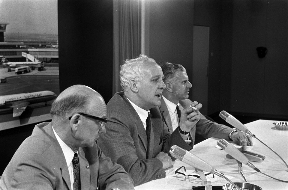 Vakbondsdelegatie terug uit Suriname op Schiphol persconferentie op Schiphol, v., Bestanddeelnr 922-2665