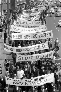 Vakbonden bijeen te Utrecht. Voor aanvang vergadering werd op straat gedemonstre, Bestanddeelnr 921-3852