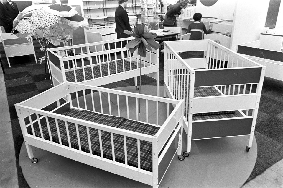 Vakbeurs Het Kind te Utrecht. Een Baby-Peuter-Kleuter-bedcombinatie, Bestanddeelnr 921-1749