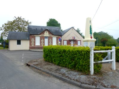 Valailles (Eure, Fr) mairie et monument aux morts