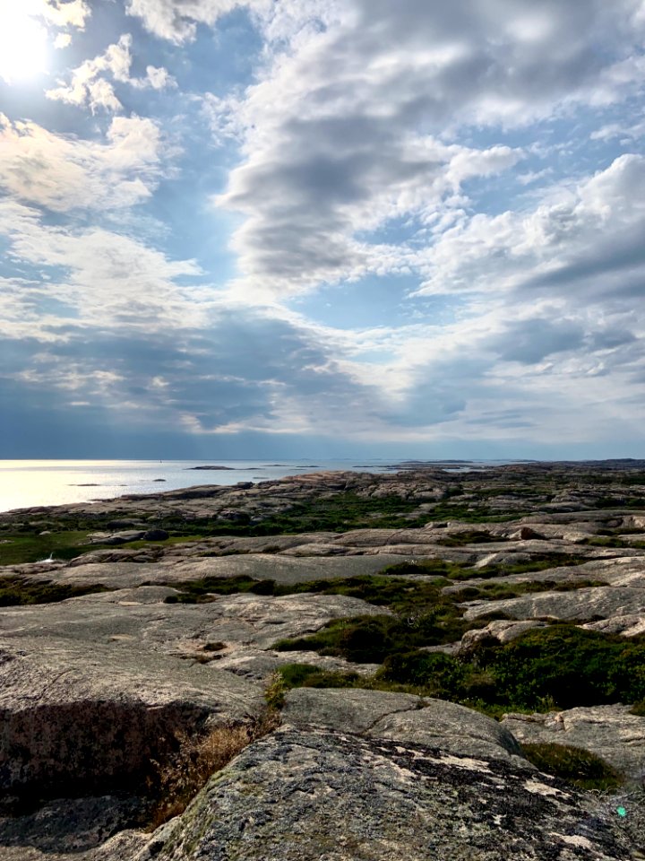 Valöns naturreservat hällarna och vy över Ljushålet