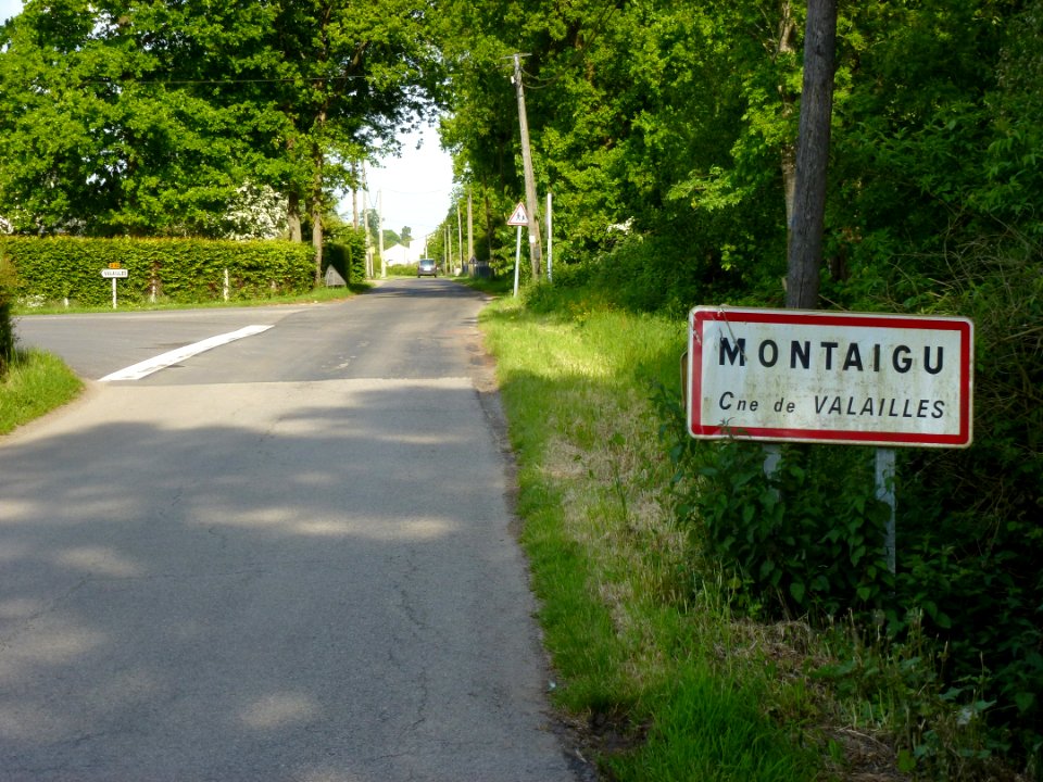 Valailles (Eure, Fr) city limit sign Montaigu