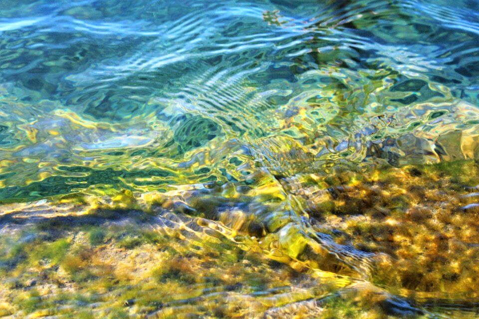 Lake color wave