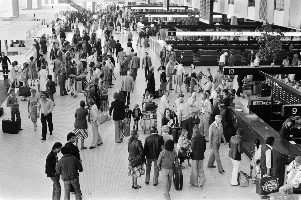 Vakantie-uittocht drukte op Schiphol, Bestanddeelnr 929-8184