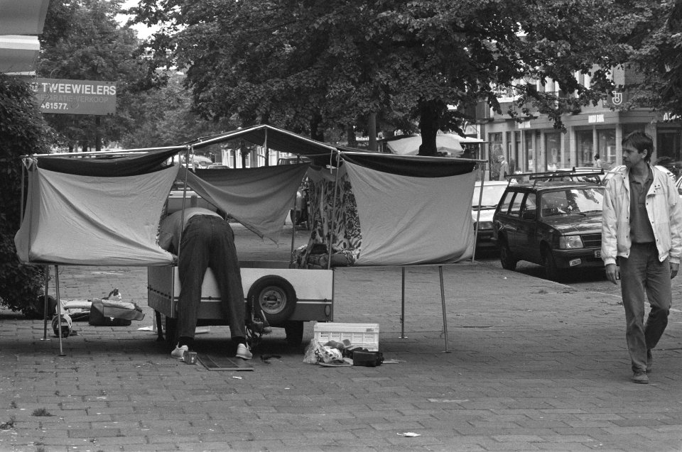 Vakantieuittocht inspectie van vouwwagen door vakantieganger in Amsterdam, Bestanddeelnr 934-2899